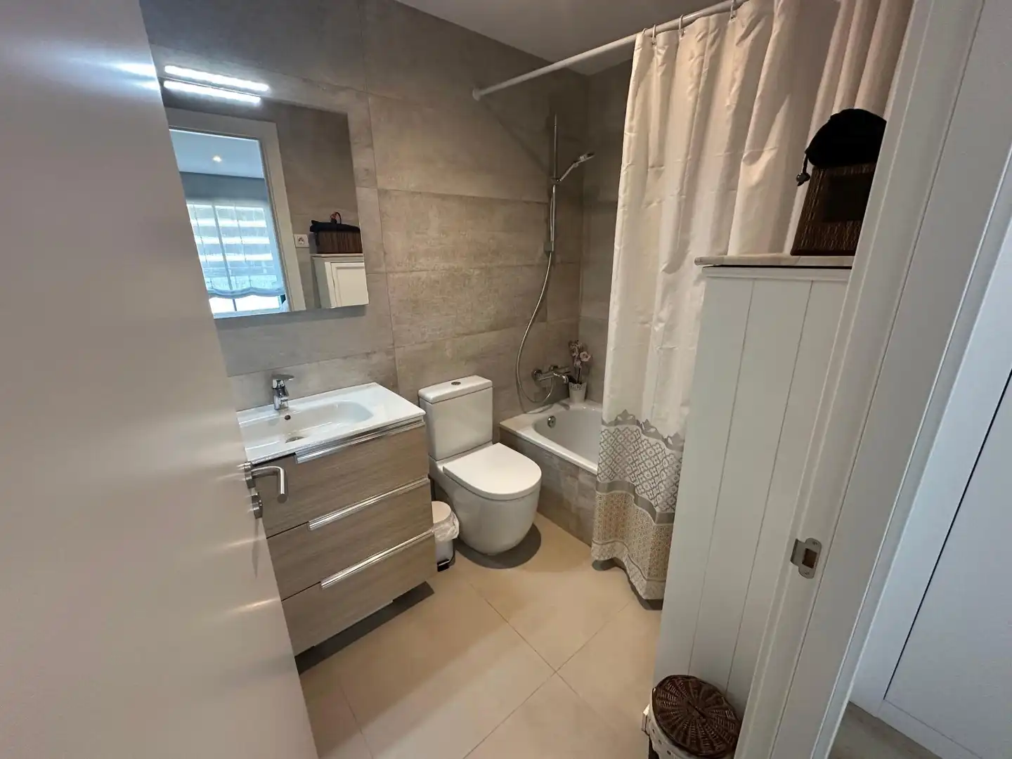 Baño de Piso de alquiler en Badalona con Calefacción, Parquet y Trastero