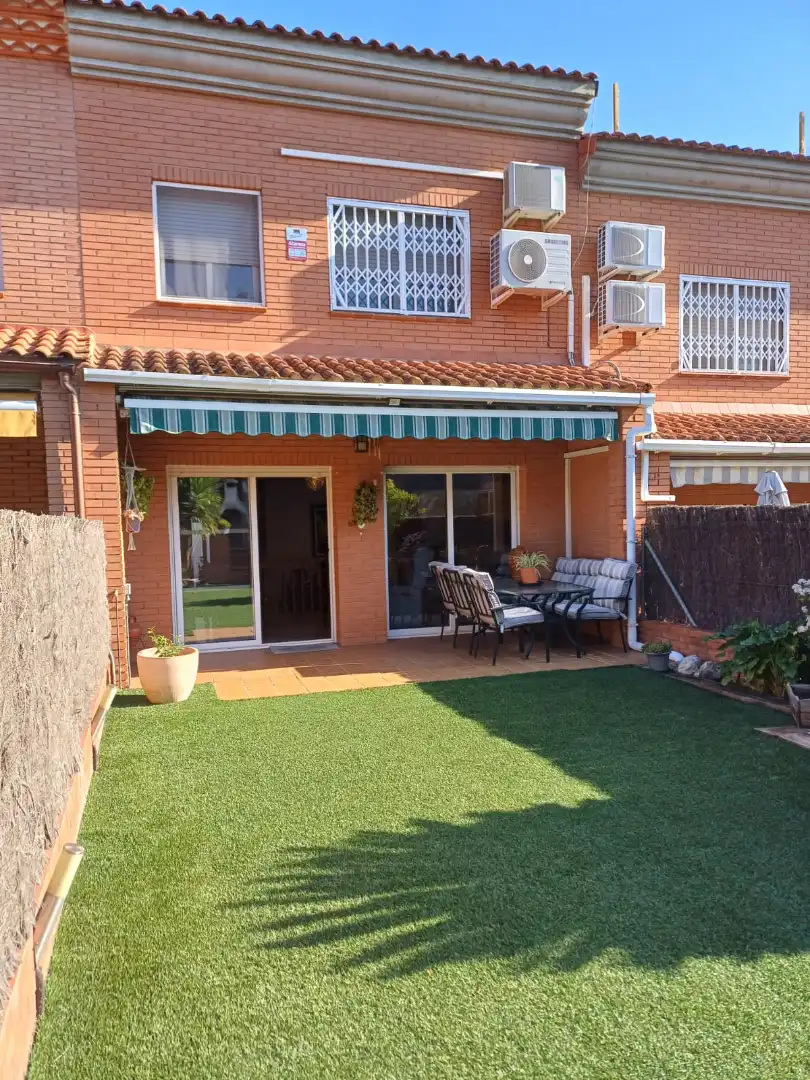 Terrasse von Einfamilien-Reihenhaus zum Verkauf in Castellbisbal mit Klimaanlage, Heizung und Privatgarten
