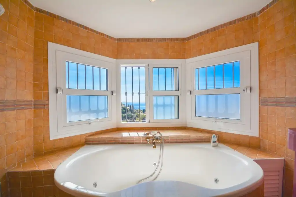 Bathroom of Houses for sale in Benalmádena  with Air Conditioner, Private garden and Terrace