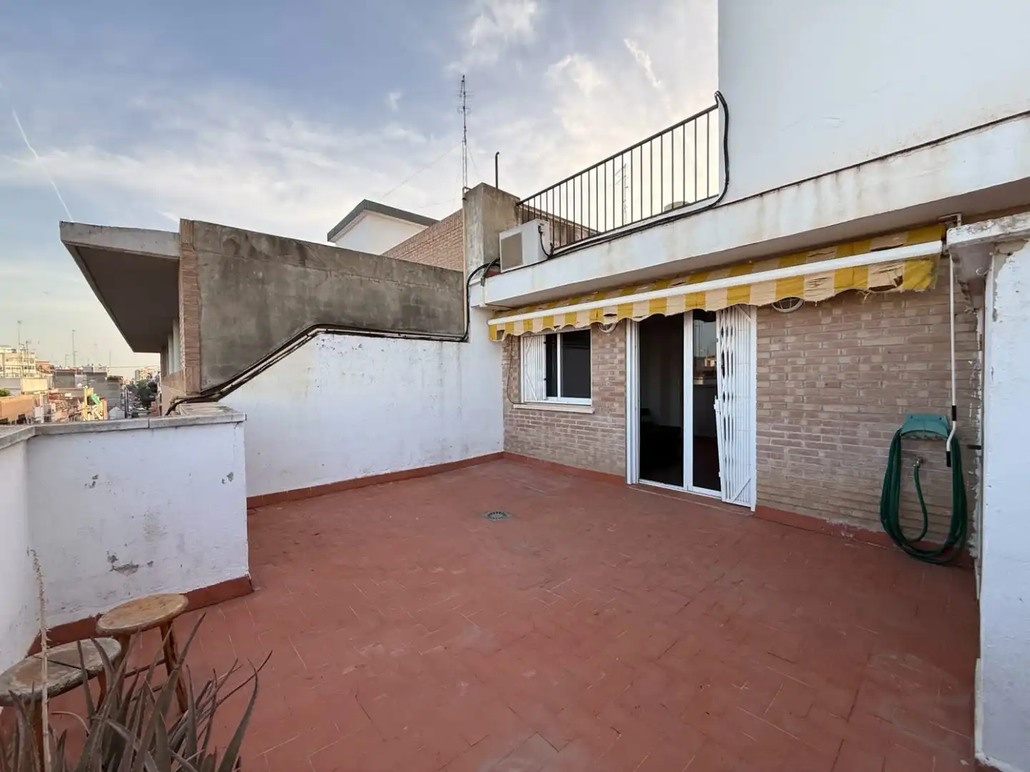 Terrasse von Wohnung zur Miete in Chiva mit Klimaanlage und Terrasse