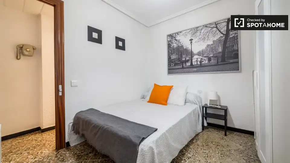 Habitación de Piso de alquiler en Valencia con Aire acondicionado, Calefacción y Amueblado