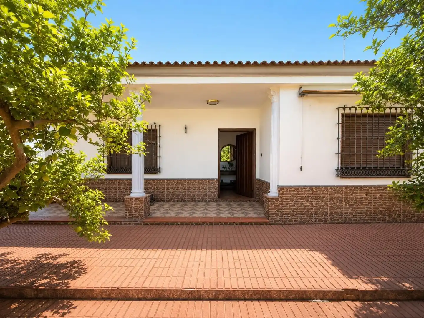 Vista exterior de Casa o chalet en venta en La Carlota con Aire acondicionado, Jardín privado y Terraza
