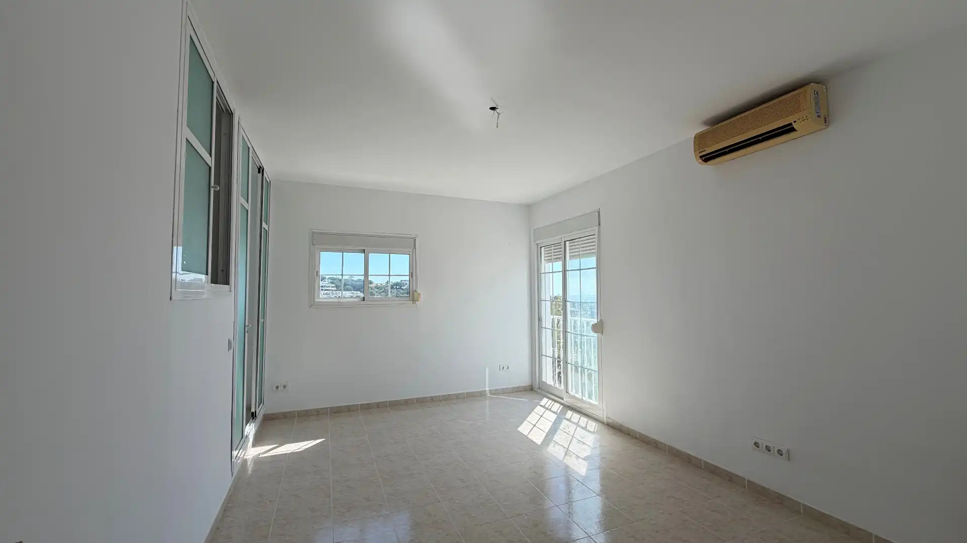 Sala d'estar de Casa adosada en venda en Marbella amb Aire condicionat, Terrassa i Balcó