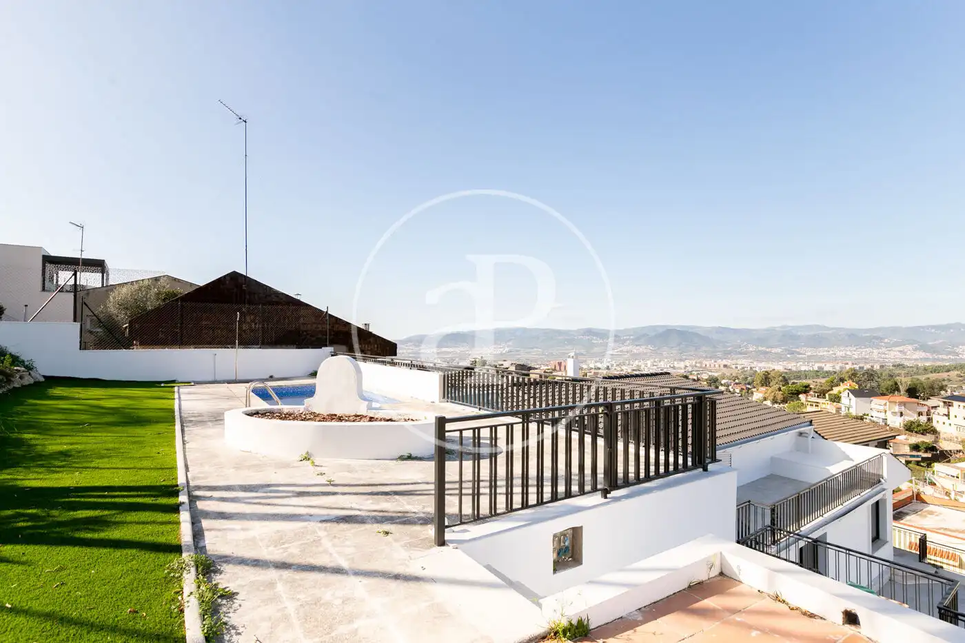 Vista exterior de Casa o xalet en venda en Esplugues de Llobregat amb Calefacció, Jardí privat i Terrassa