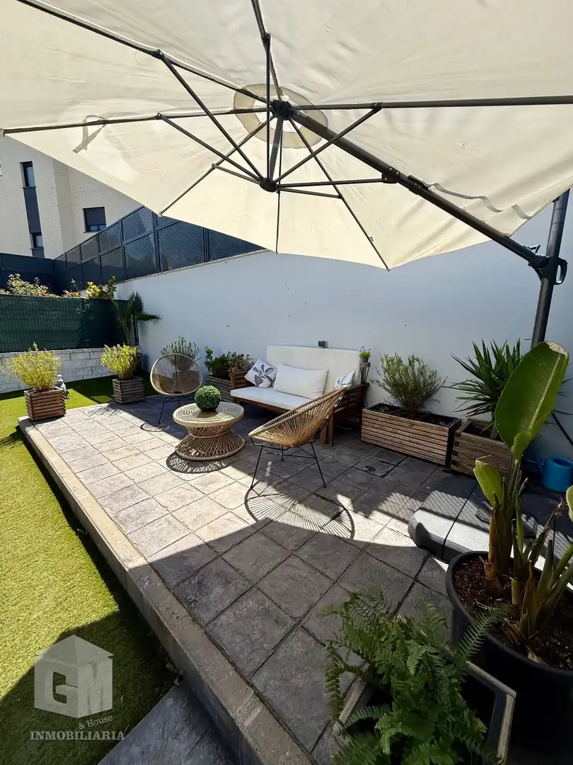 Terrasse von Einfamilien-Reihenhaus zum Verkauf in Arroyomolinos (Madrid) mit Klimaanlage, Heizung und Privatgarten
