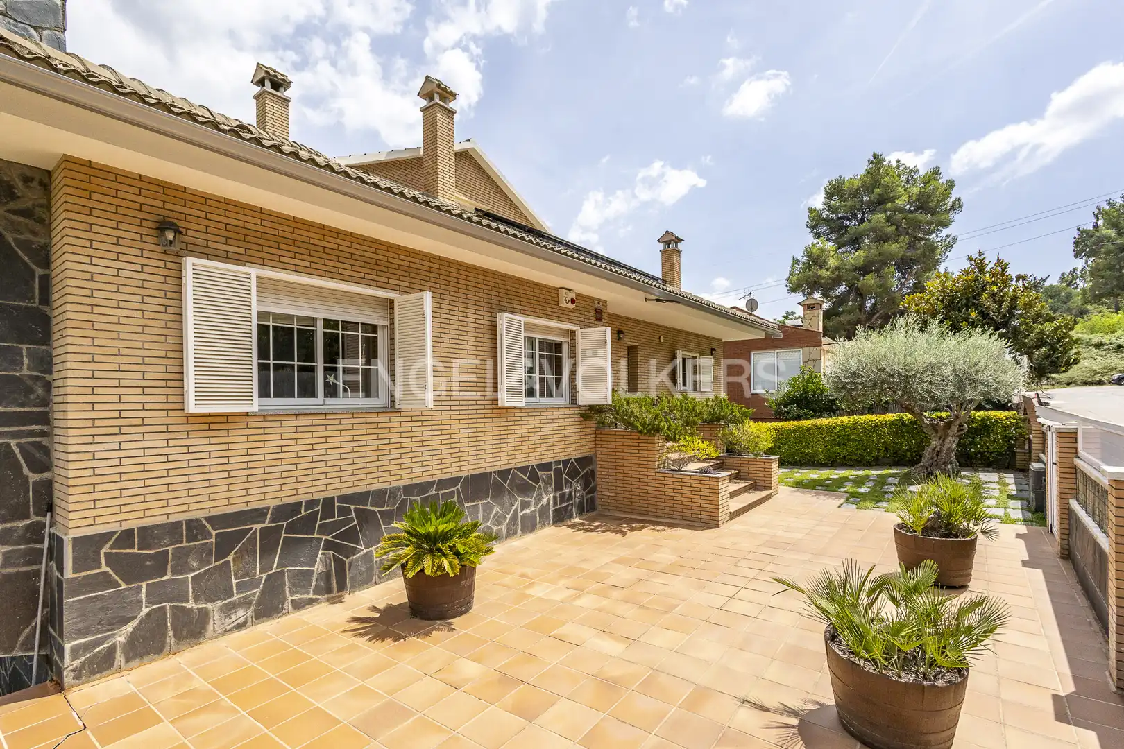 Vista exterior de Casa o xalet en venda en Vallirana amb Calefacció, Jardí privat i Terrassa