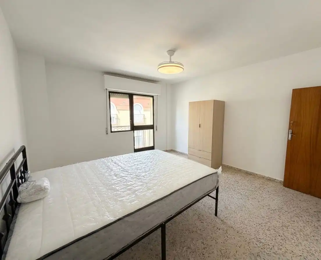 Schlafzimmer von Wohnung zur Miete in Linares mit Möbliert, Ofen und Waschmaschine