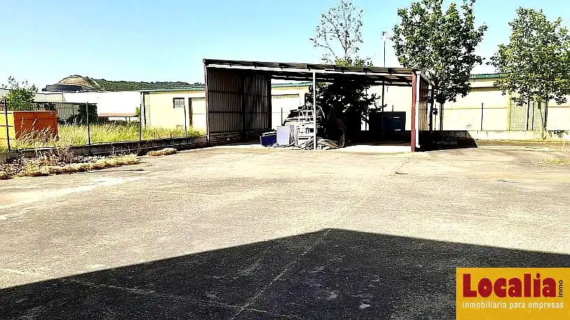 Außenansicht von Fabrikhallen zum Verkauf in Lanciego / Lantziego