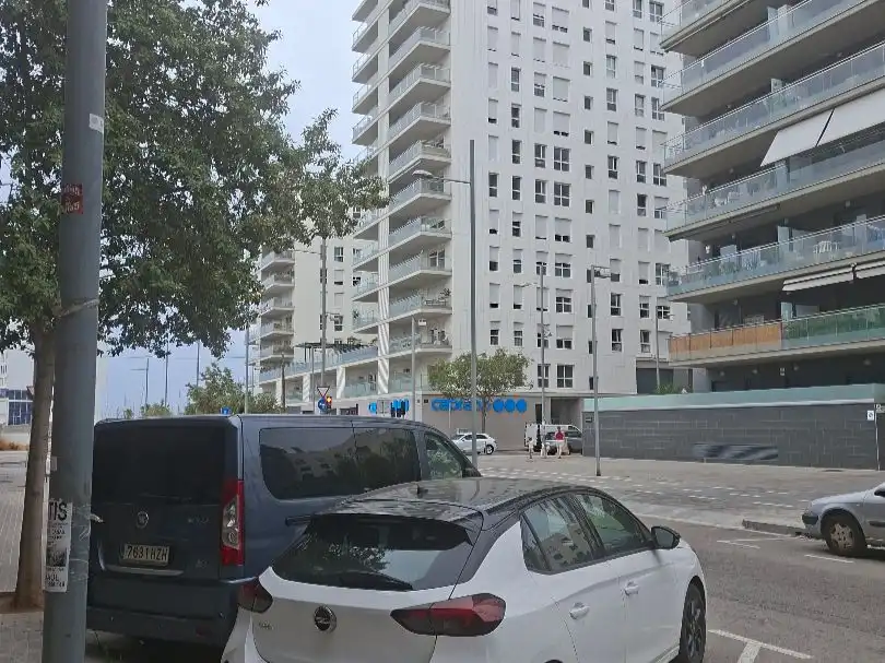 Vista exterior de Local de lloguer en Badalona amb Alarma