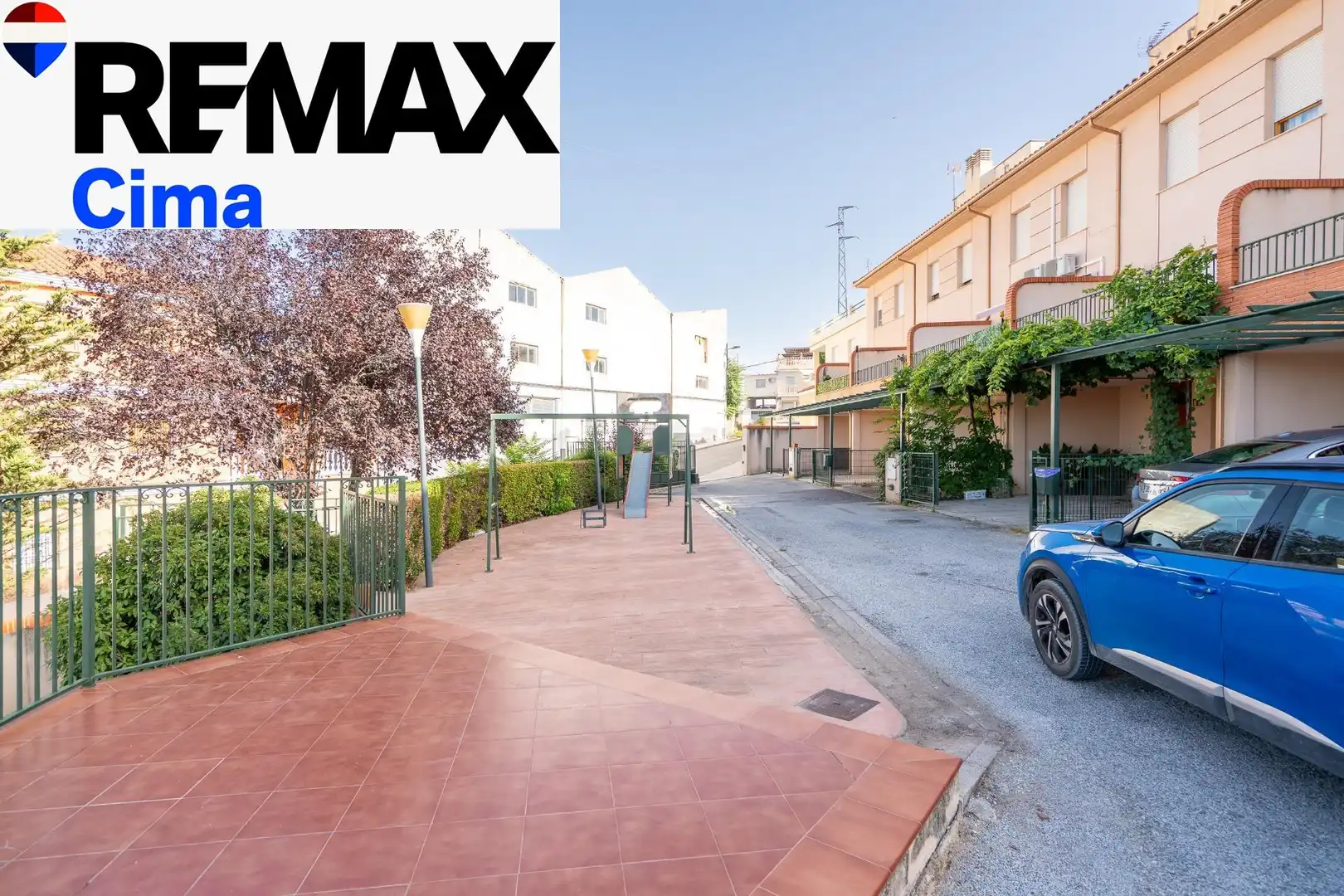 Vista exterior de Casa adosada en venda en Baza amb Aire condicionat, Calefacció i Jardí privat