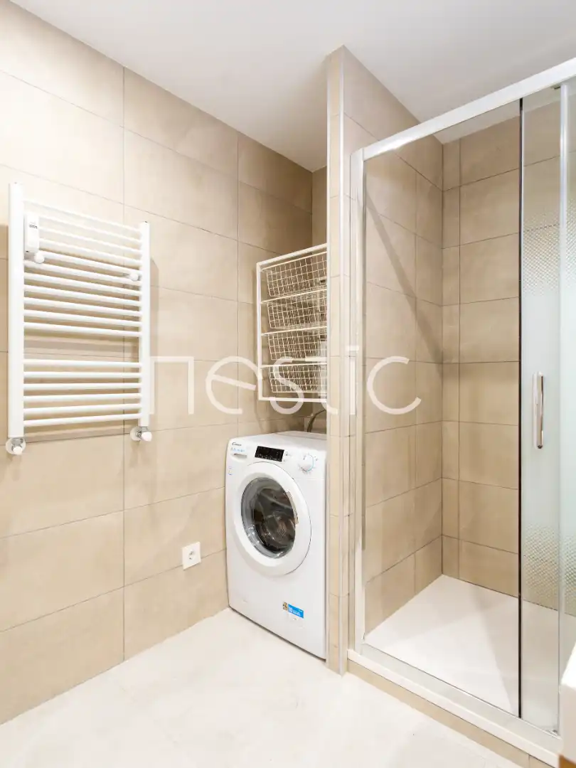Badezimmer von Wohnungen zur Miete in Madrid mit Klimaanlage, Heizung und Möbliert