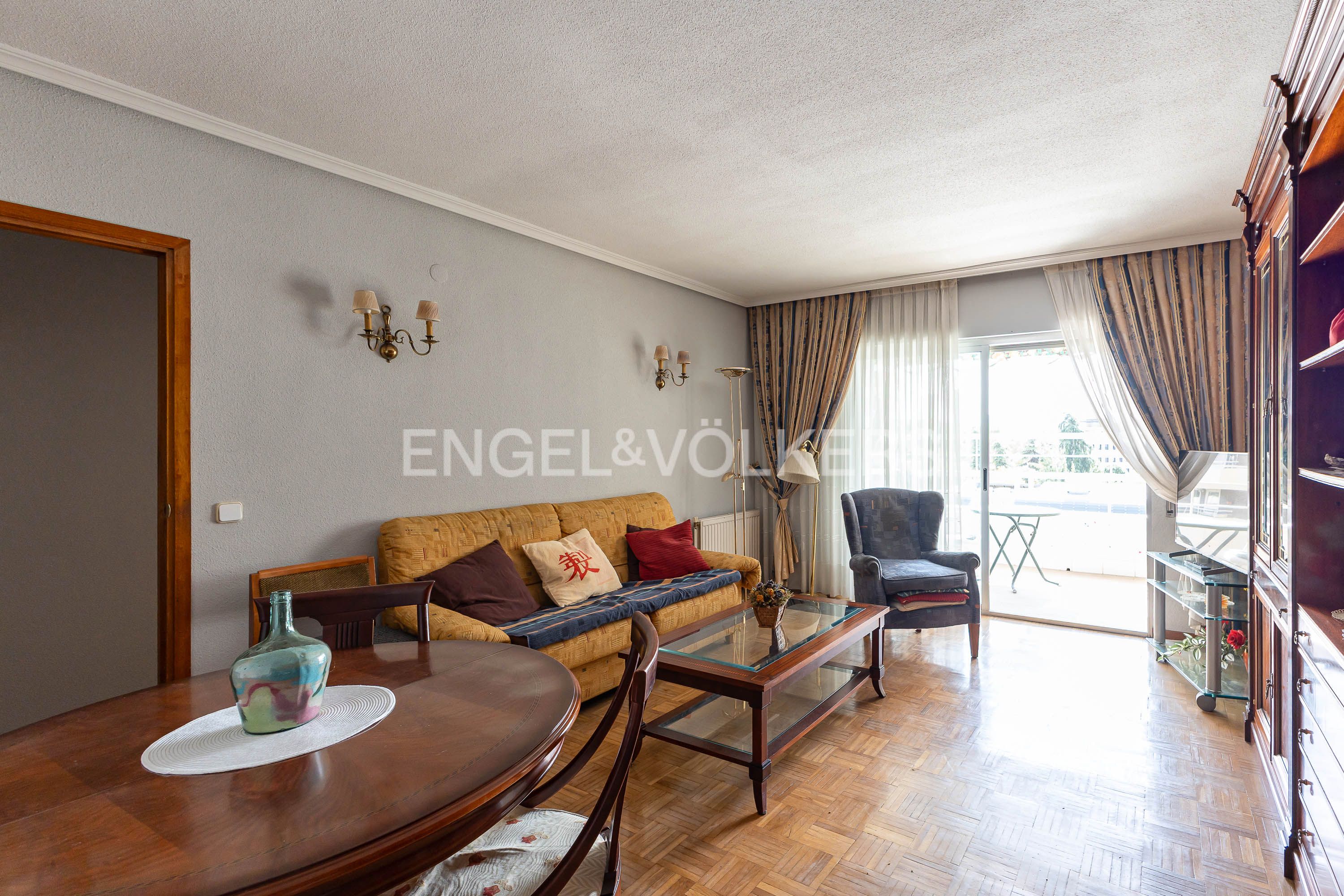 Sala d'estar de Apartament en venda en  Madrid Capital amb Calefacció, Parquet i Terrassa