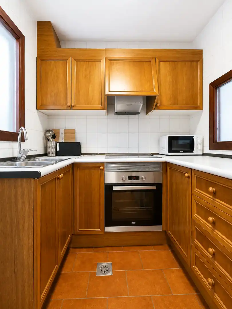 Cuina de Apartament de lloguer en Benidorm amb Aire condicionat, Terrassa i Moblat