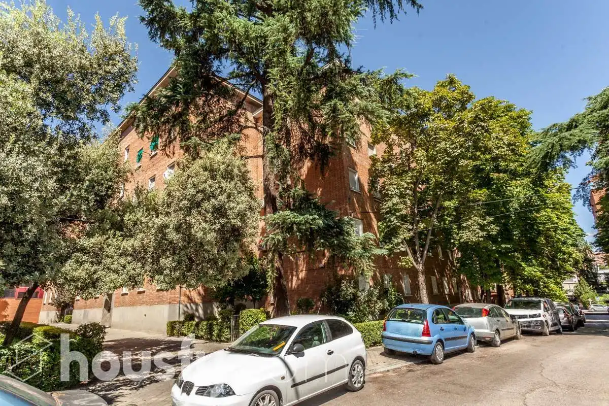 Vista exterior de Piso en venta en Madrid con Calefacción