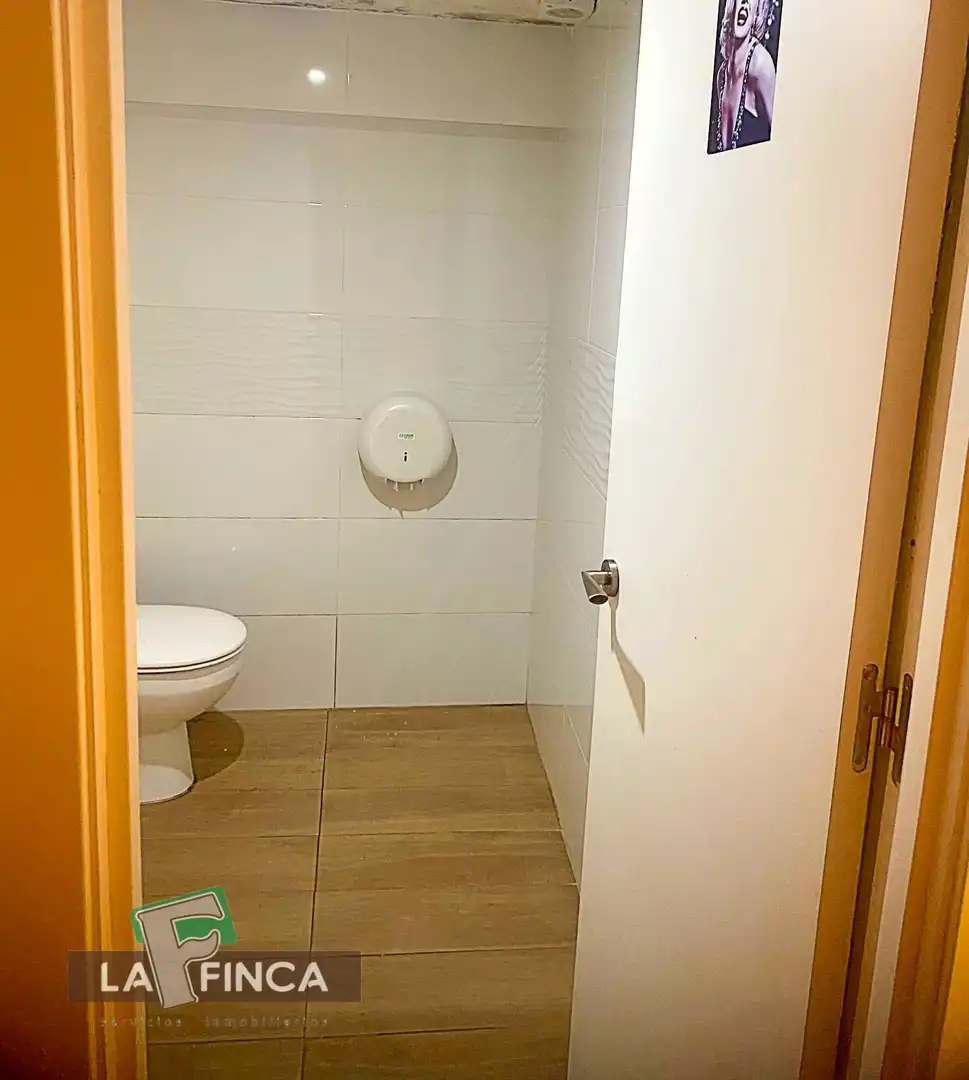 Badezimmer von Geschaftsraum zum Verkauf in Carreño mit Klimaanlage
