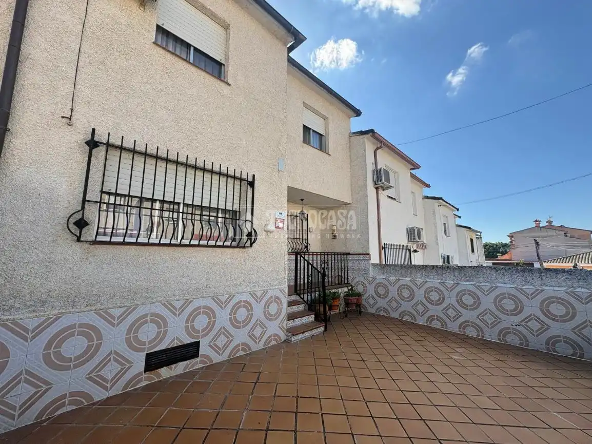 Vista exterior de Casa adosada en venta en Calera y Chozas con Aire acondicionado, Calefacción y Terraza