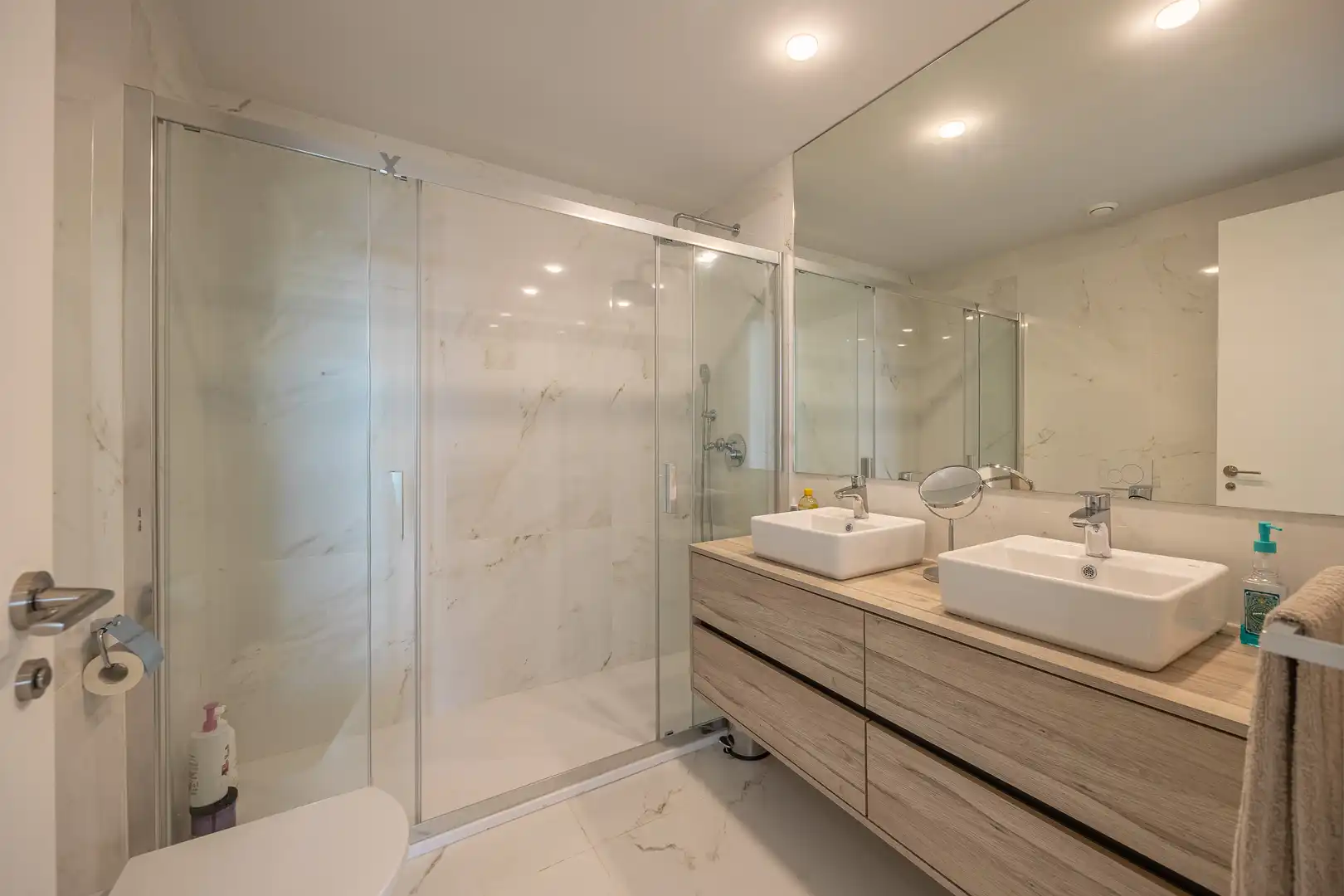 Baño de Apartamento en venta en Benidorm con Trastero, Piscina y Amueblado