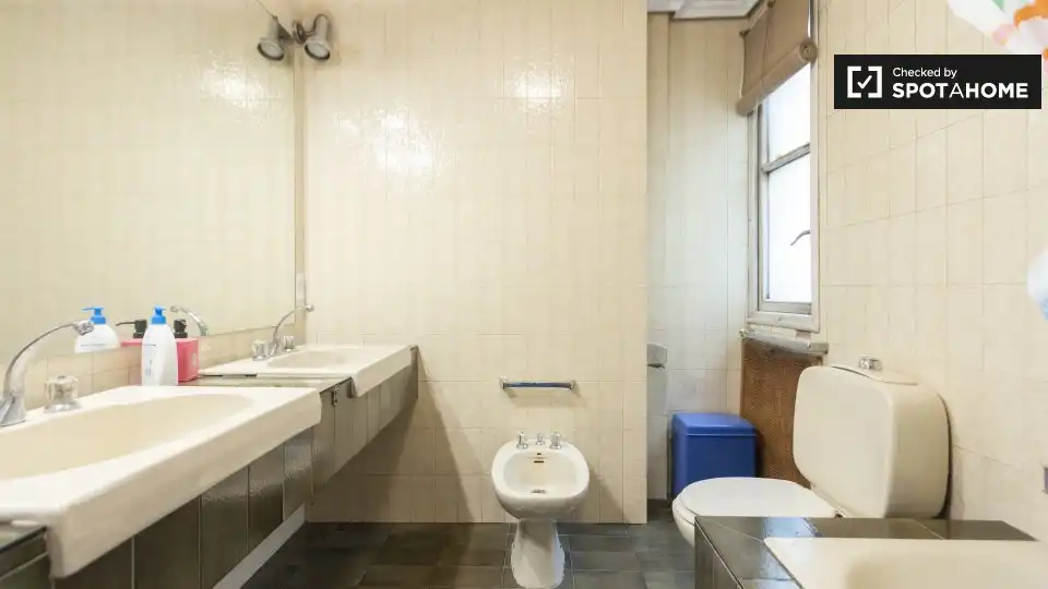 Bathroom of Flat for rent in Madrid  with Air Conditioner, Heating and Furnished