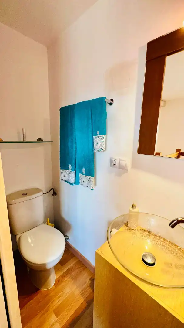 Badezimmer von Dachboden zum Verkauf in L'Estartit mit Klimaanlage, Heizung und Parkett