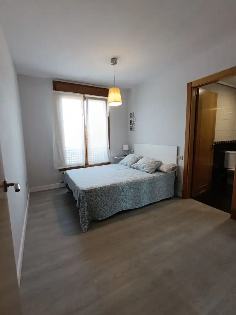 Schlafzimmer von Wohnung zur Miete in Gijón  mit Heizung und Balkon