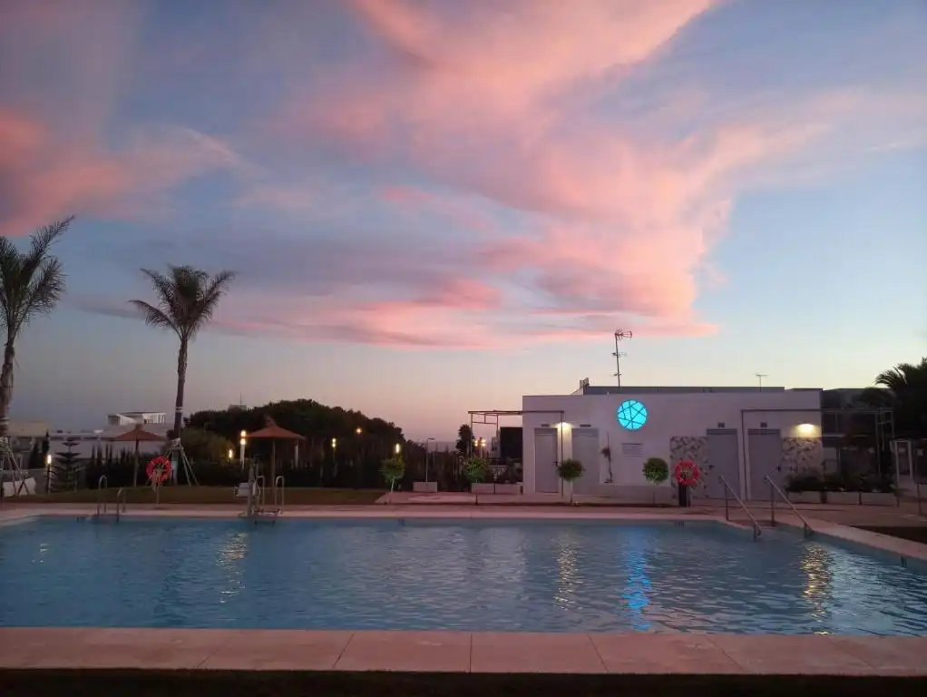 Piscina de Casa adosada de lloguer en Conil de la Frontera amb Aire condicionat, Terrassa i Moblat