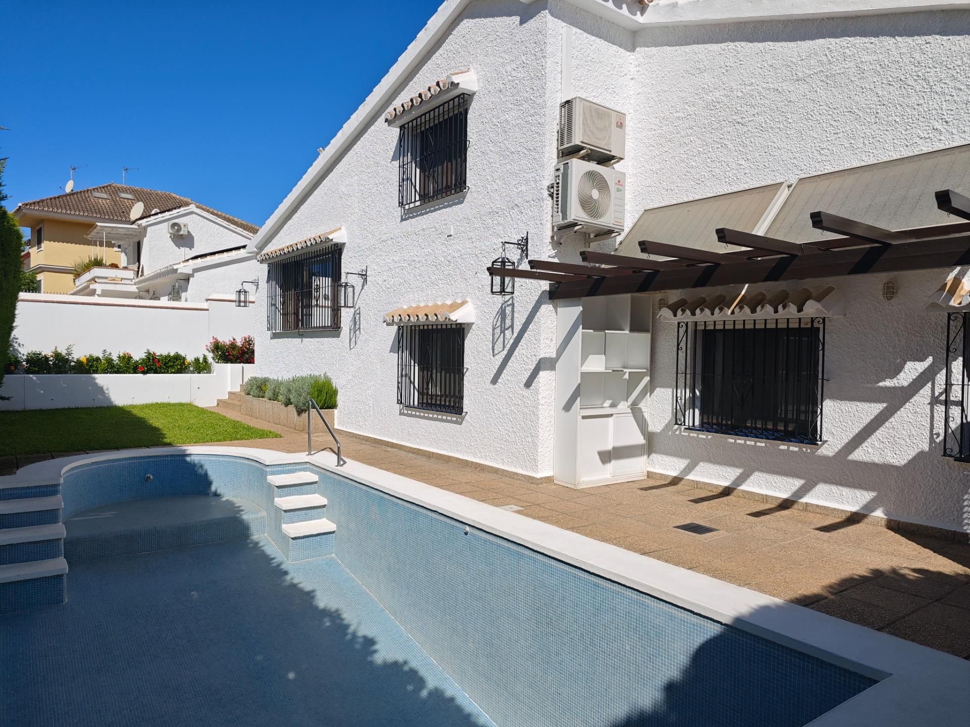 Piscina de Casa o xalet en venda en Fuengirola amb Aire condicionat, Calefacció i Jardí privat