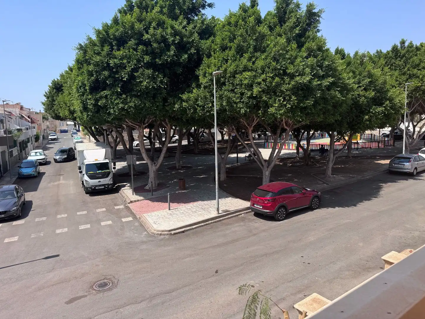 Parkplatz von Einfamilien-Reihenhaus zum Verkauf in Roquetas de Mar mit Klimaanlage