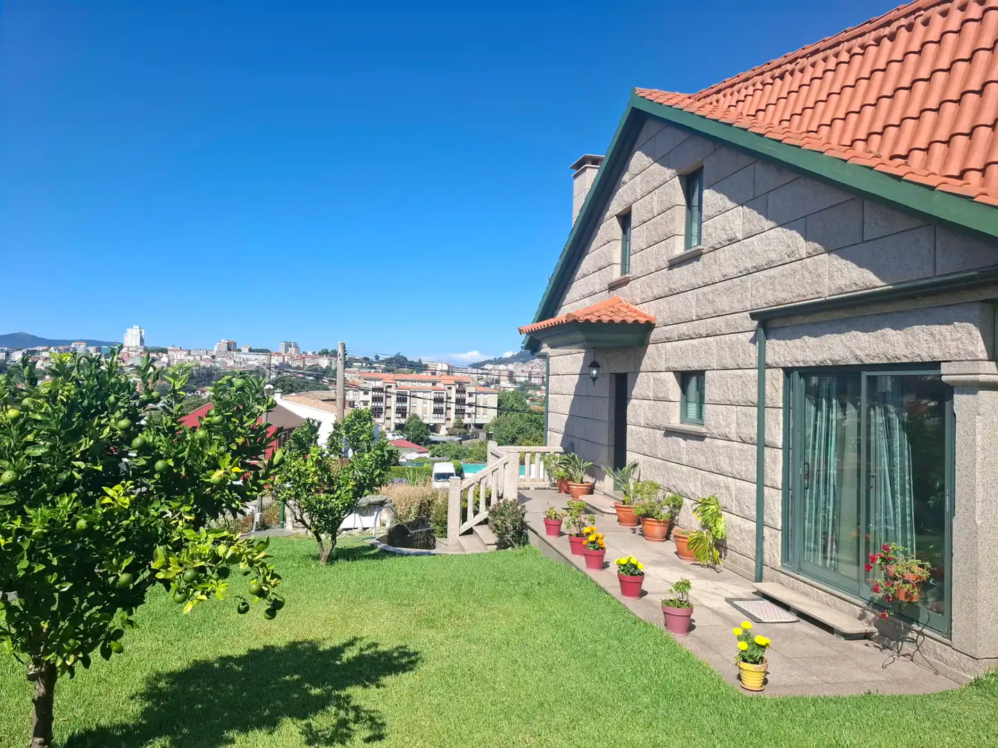 Vista exterior de Casa o xalet en venda en Vigo  amb Calefacció, Jardí privat i Traster