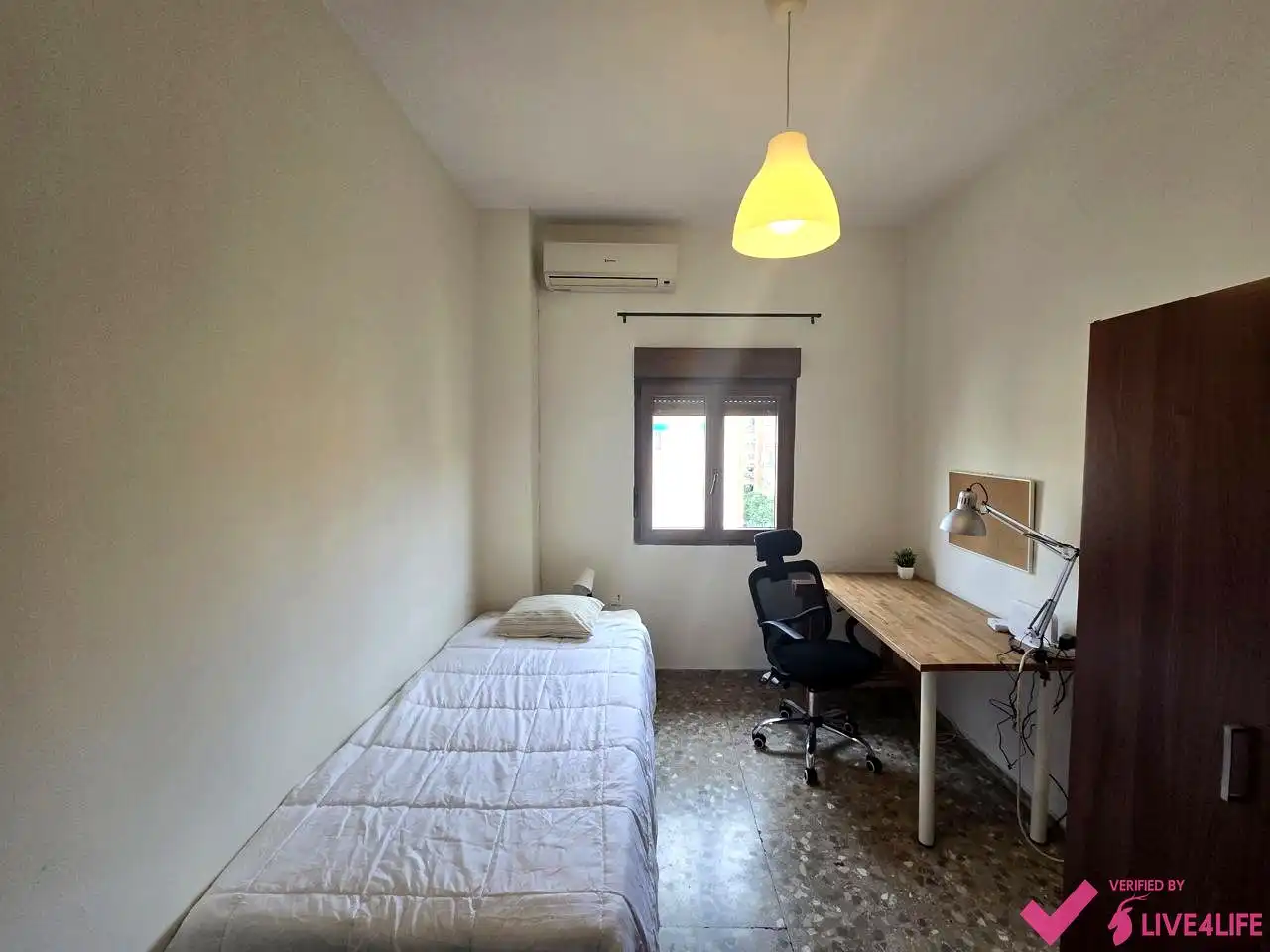 Bedroom of Flat for rent in Sevilla  with Air Conditioner, Terrace and Furnished
