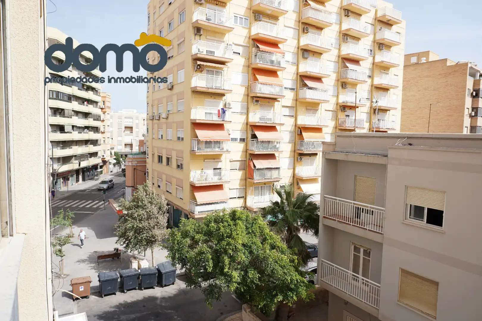 Vista exterior de Piso en venta en Almería con Amueblado y Balcón