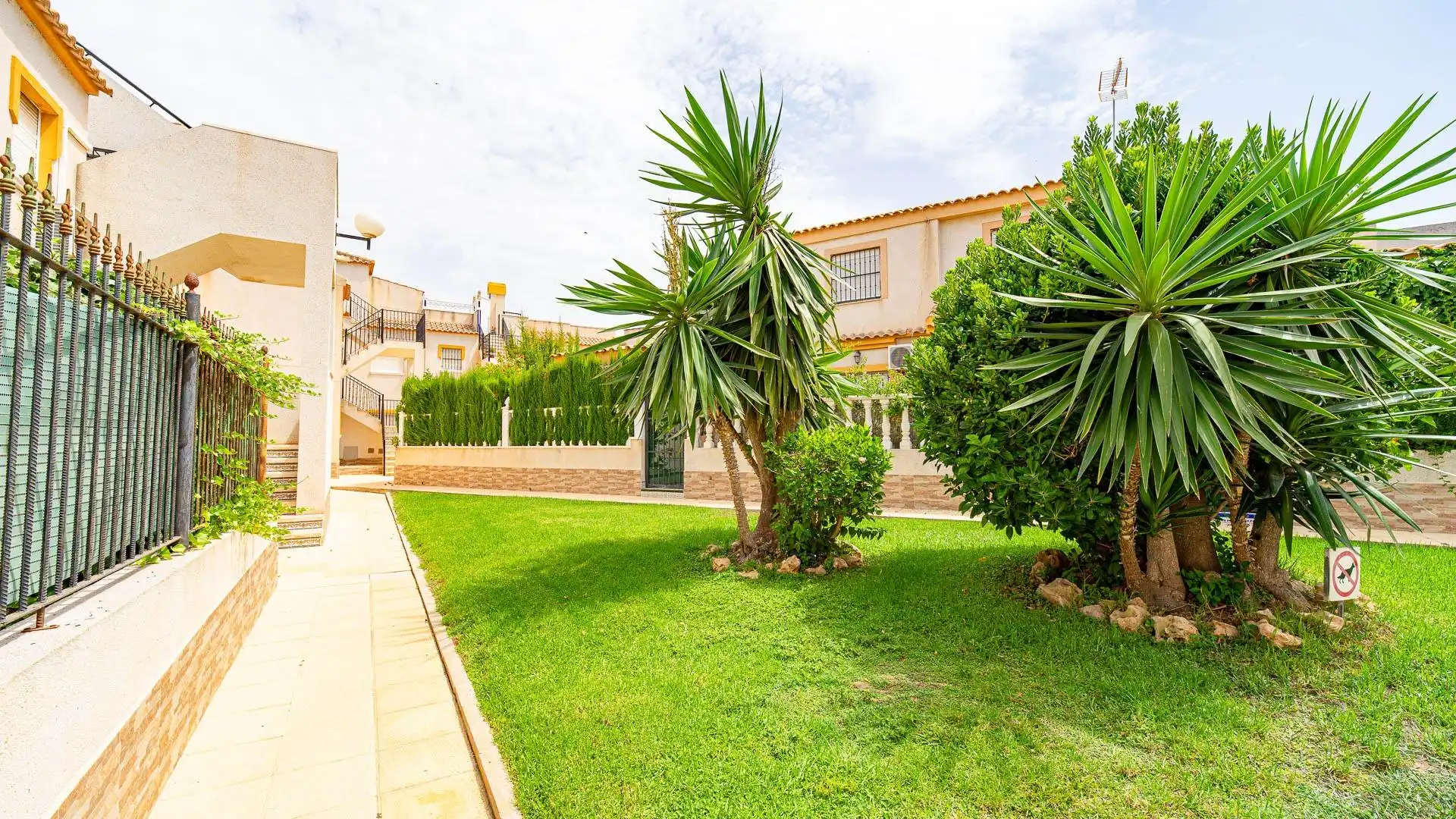 Jardí de Casa o xalet en venda en Torrevieja amb Moblat, Balcó i Piscina comunitària