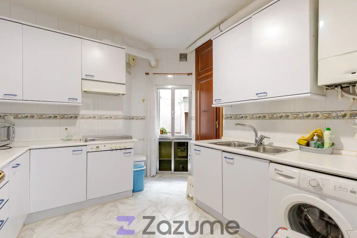 Kitchen of Flat for rent in Madrid  with Heating, Furnished and Washing machine