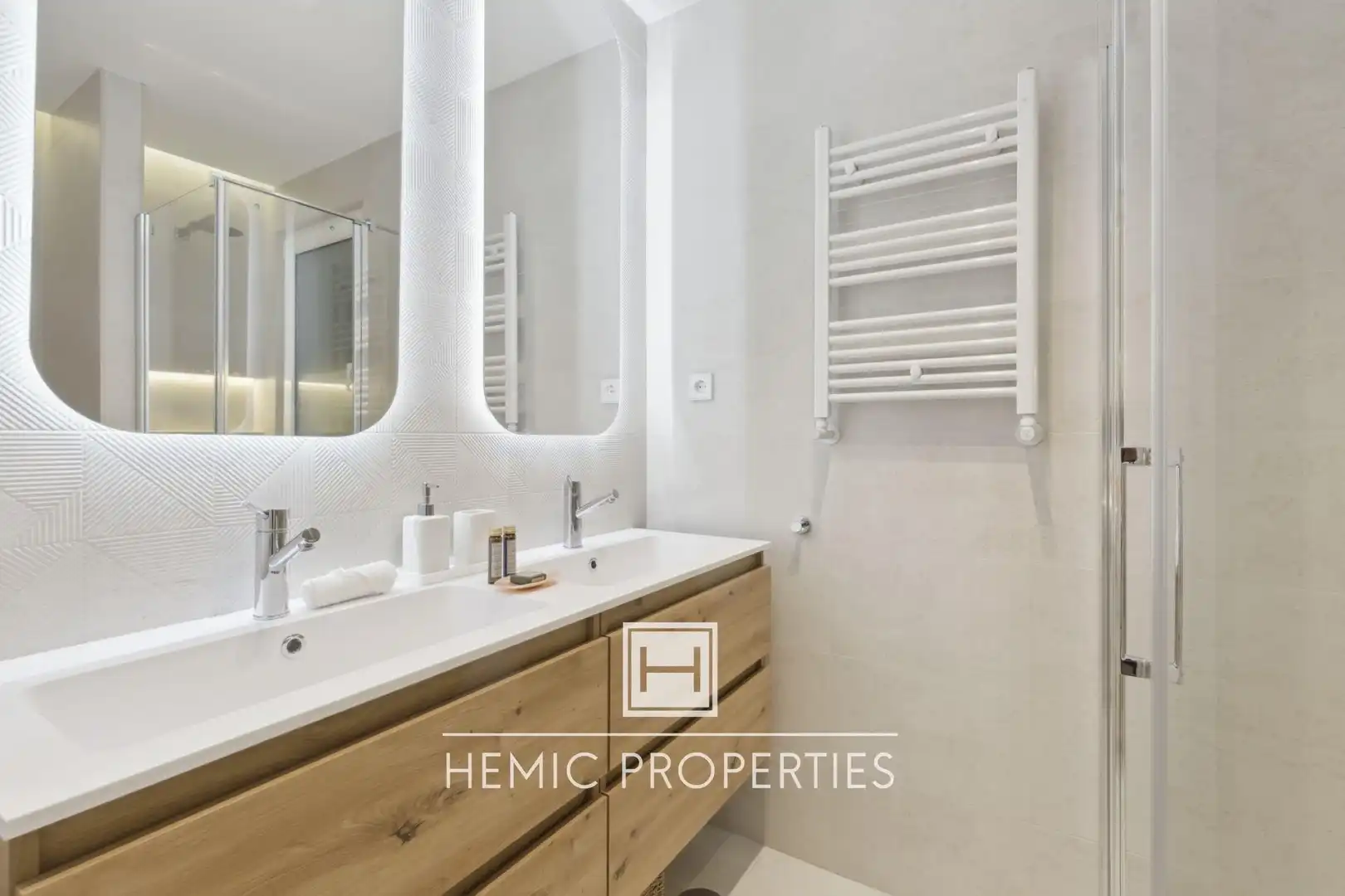 Badezimmer von Wohnung zum Verkauf in Madrid mit Klimaanlage, Möbliert und Balkon