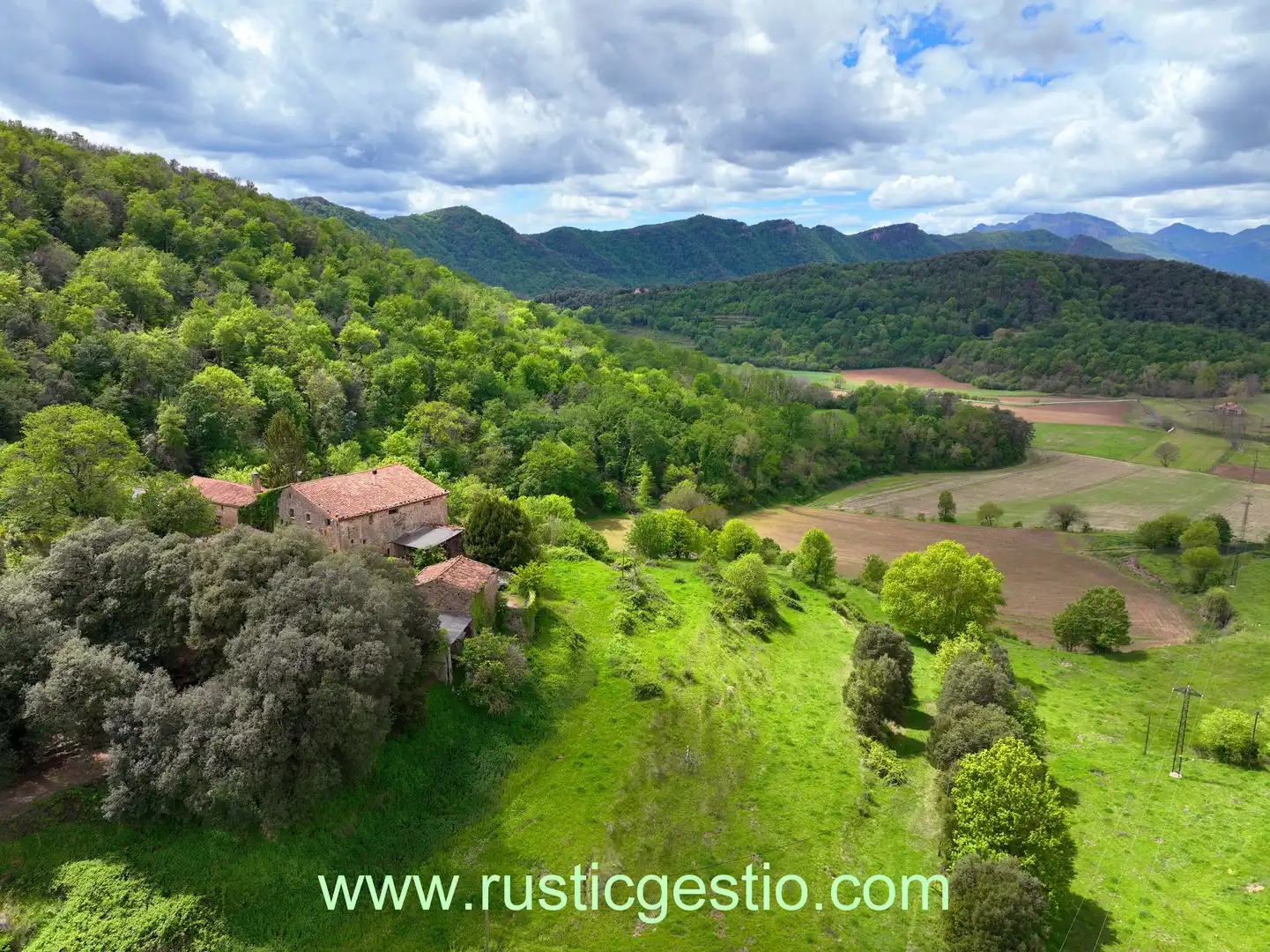 Vista exterior de Finca rústica en venda en Santa Pau amb Jardí privat, Terrassa i Balcó