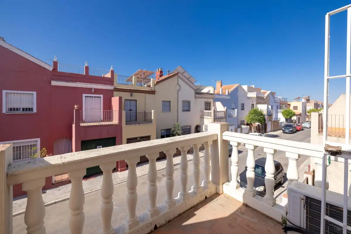 Vista exterior de Casa adosada en venta en Valencina de la Concepción con Aire acondicionado, Calefacción y Terraza