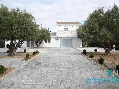 Vista exterior de Casa o xalet en venda en Fuensalida amb Aire condicionat, Terrassa i Balcó