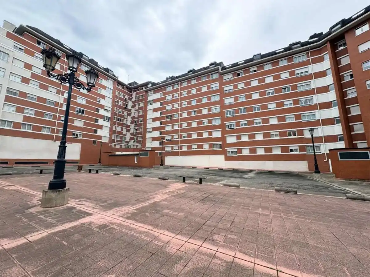 Vista exterior de Pis en venda en Oviedo  amb Traster