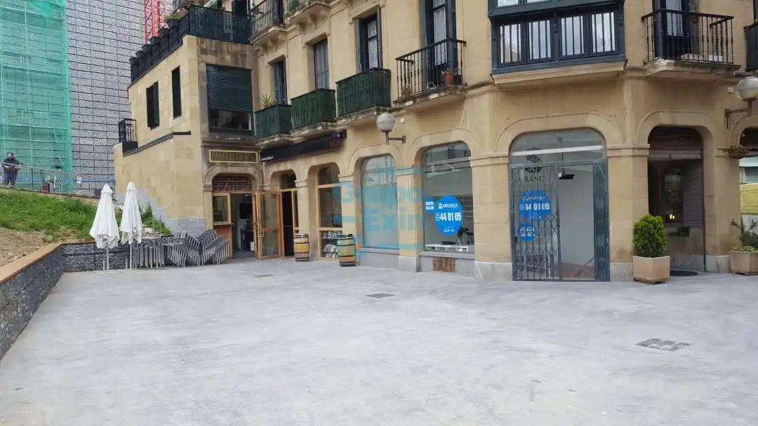 Vista exterior de Local en venda en Donostia - San Sebastián 