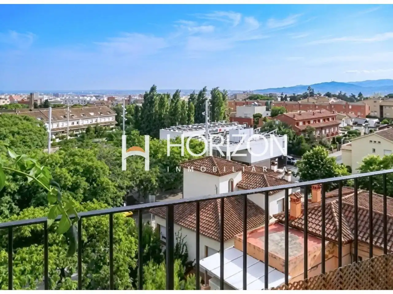 Vista exterior de Apartament en venda en Sant Just Desvern amb Moblat i Balcó