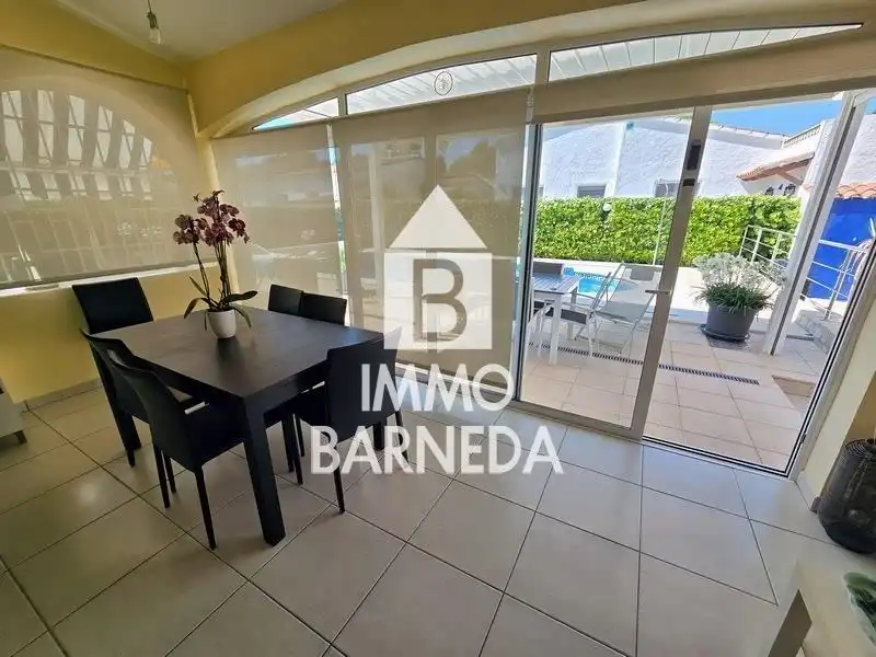 Vista exterior de Casa o xalet en venda en Empuriabrava amb Aire condicionat, Calefacció i Jardí privat