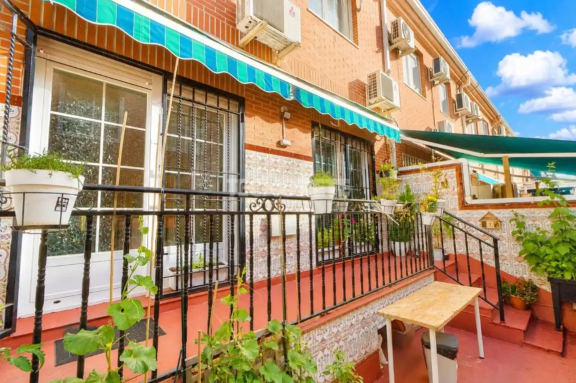 Terrasse von Einfamilien-Reihenhaus zum Verkauf in Toledo mit Klimaanlage, Heizung und Privatgarten