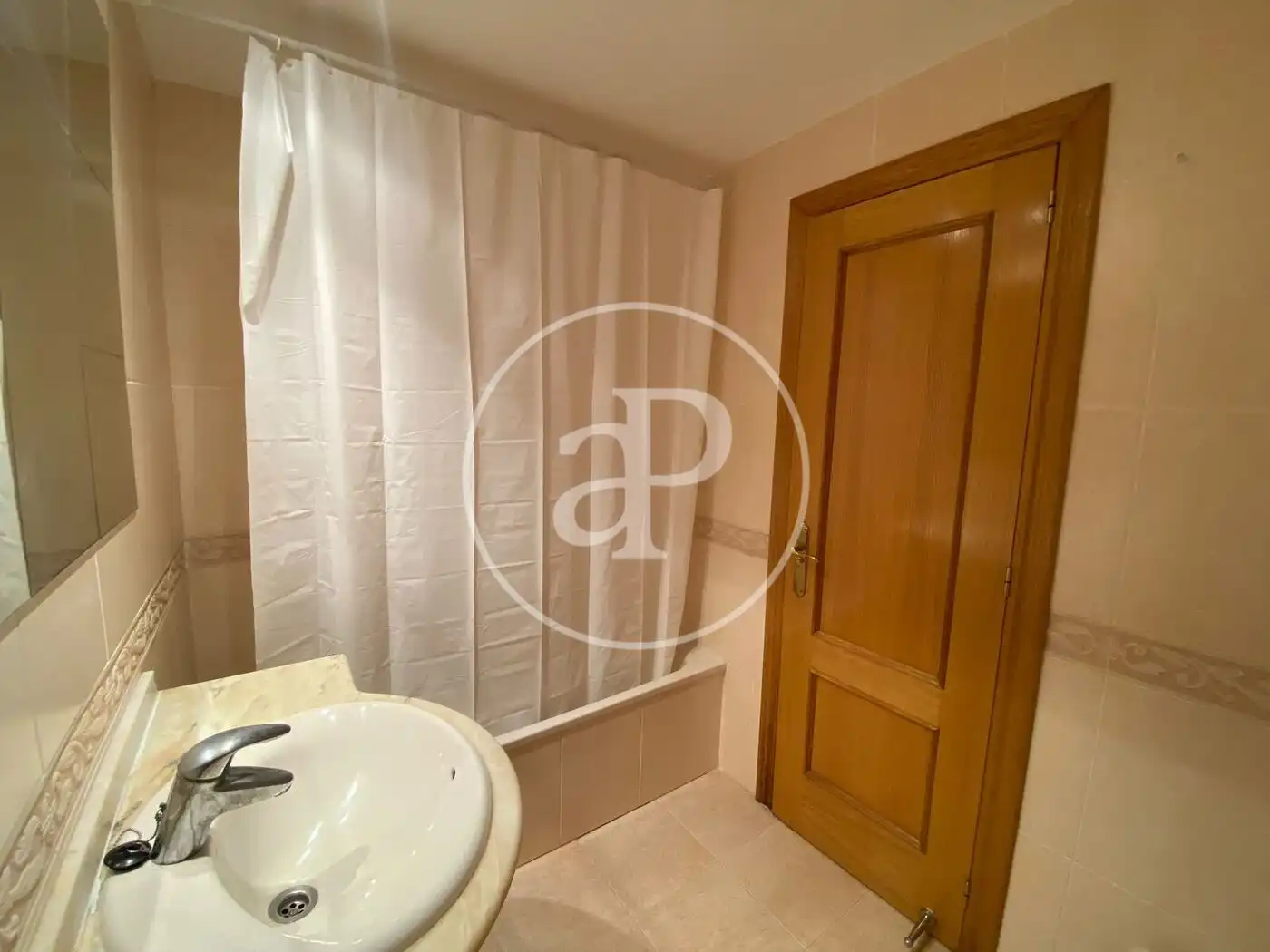 Baño de Piso de alquiler en Valencia con Aire acondicionado, Calefacción y Jardín privado
