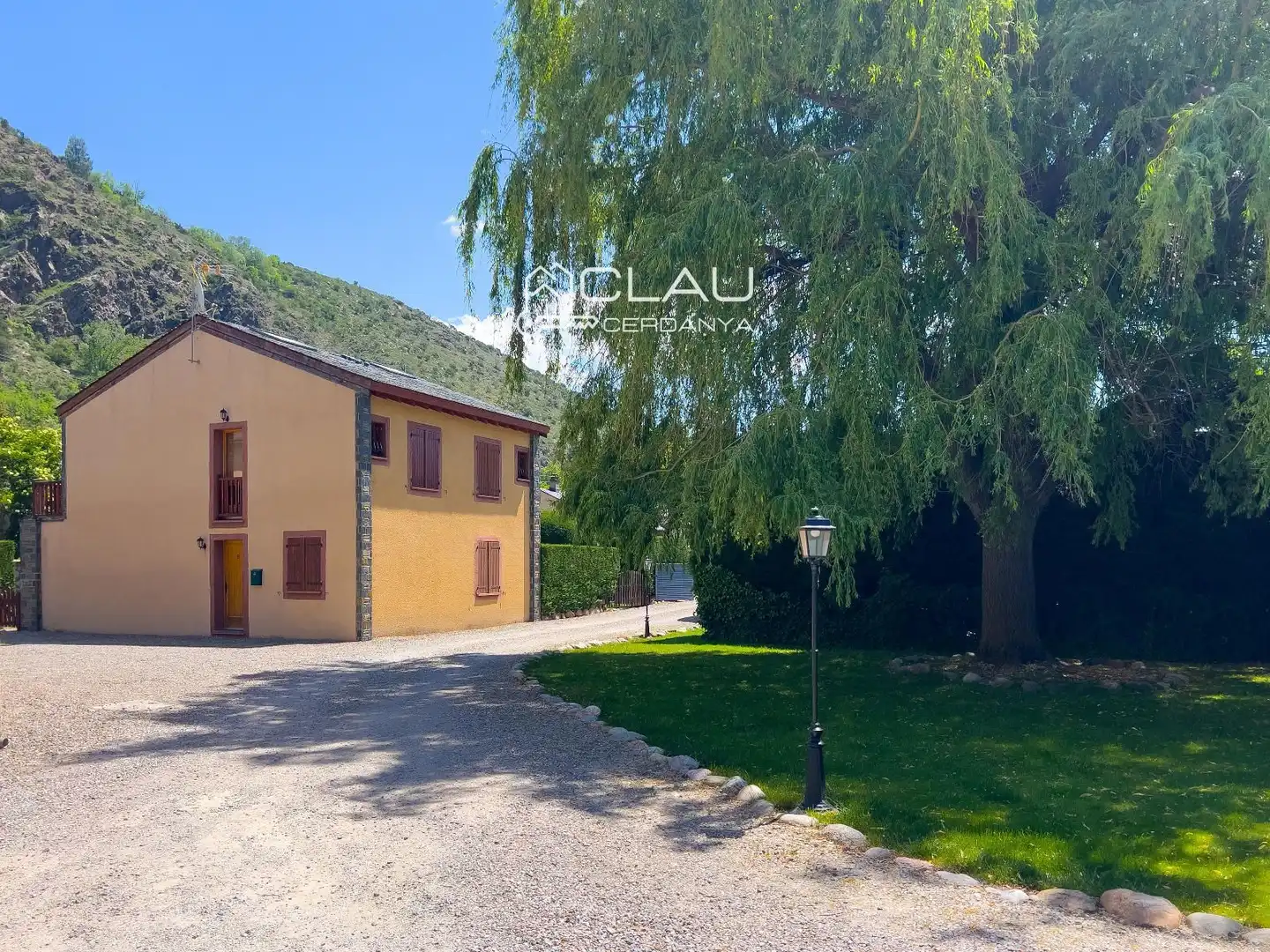 Außenansicht von Einfamilien-Reihenhaus zur Miete in Latour - de - Carol mit Heizung, Privatgarten und Terrasse