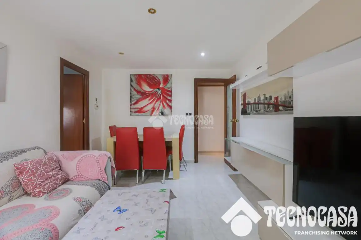 Sala d'estar de Pis en venda en Santa Coloma de Gramenet amb Aire condicionat i Moblat