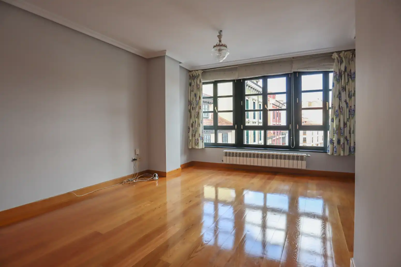 Wohnzimmer von Wohnung zur Miete in Oviedo  mit Heizung und Parkett