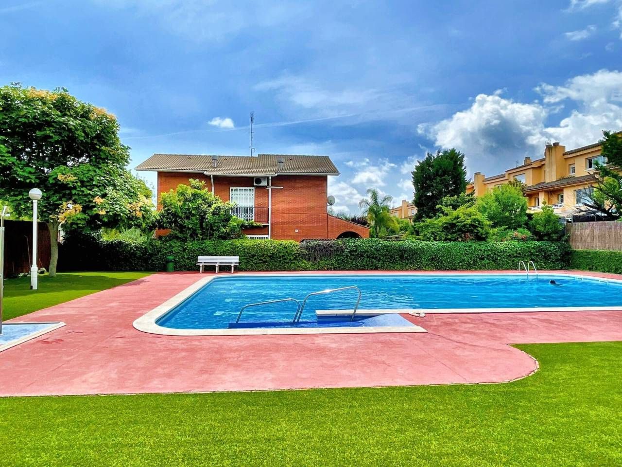 Piscina de Casa o xalet en venda en Cerdanyola del Vallès amb Aire condicionat, Calefacció i Jardí privat