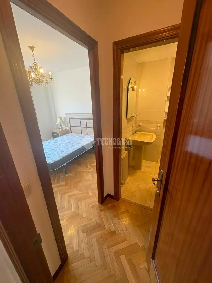 Dormitori de Casa adosada en venda en Valladolid amb Calefacció i Parquet