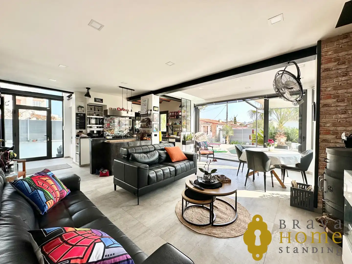 Wohnzimmer von Haus oder Chalet zum Verkauf in Empuriabrava mit Klimaanlage, Heizung und Privatgarten