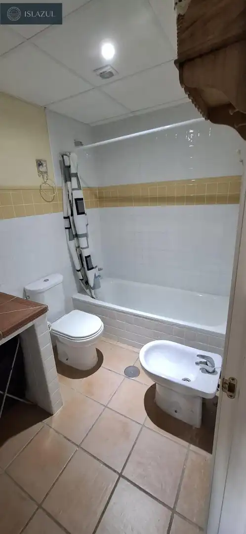 Badezimmer von Erdgeschoss zur Miete in Islantilla mit Klimaanlage, Heizung und Privatgarten