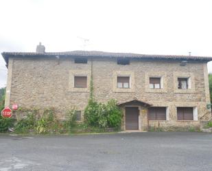 Vista exterior de Casa o xalet en venda en Ugao- Miraballes amb Calefacció, Jardí privat i Terrassa